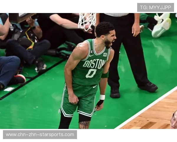 凯尔特人塔图姆高空飞扣，绝佳身体素质展现